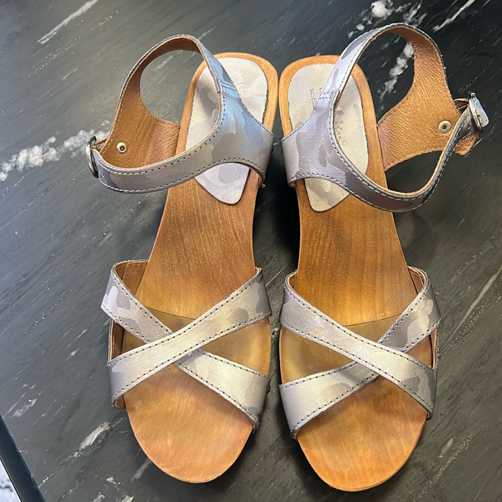 Sanita clogs in silver camouflage. Super comfortable. Rarely worn.